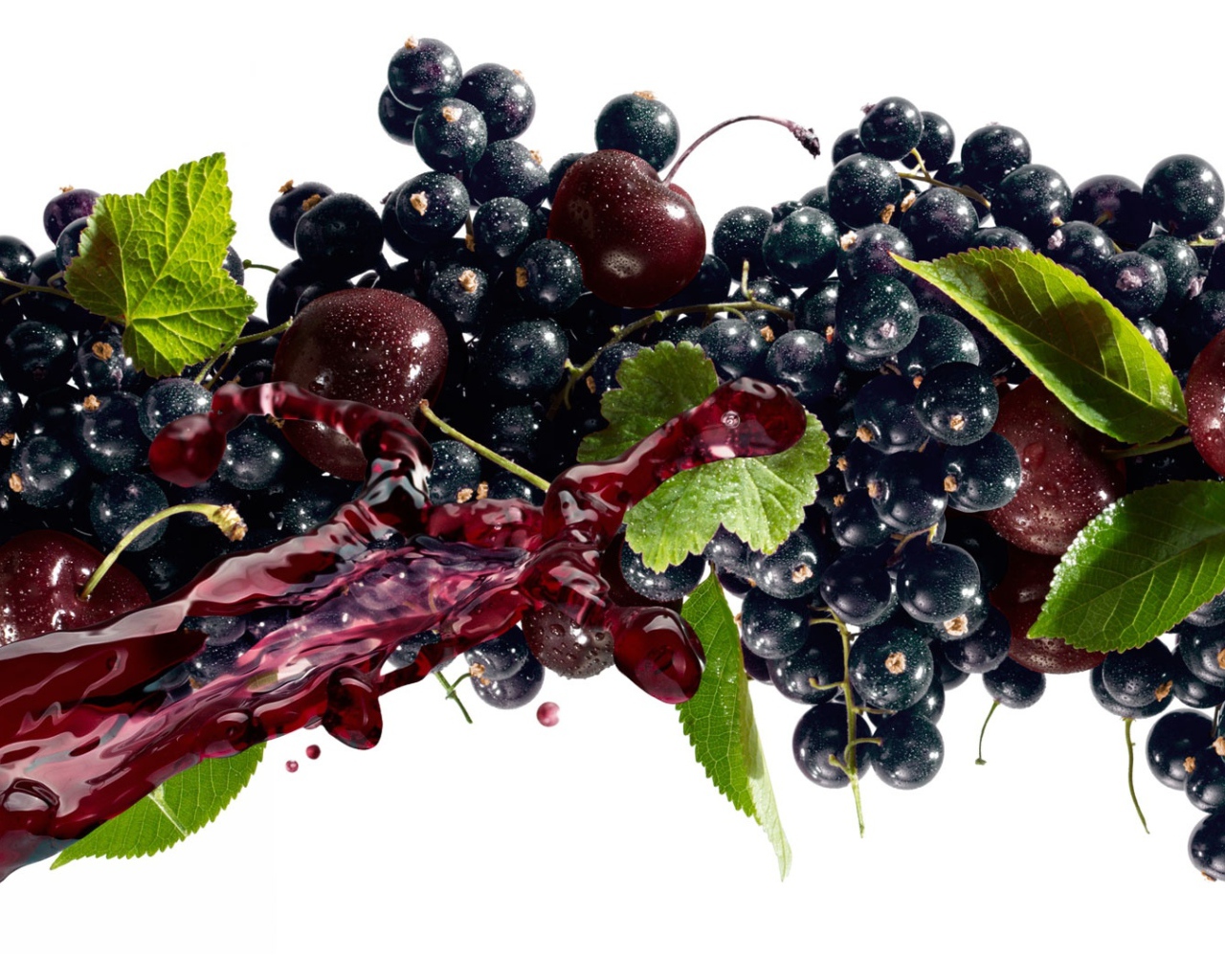 Черная смородина с черешней и соком на белом фоне 