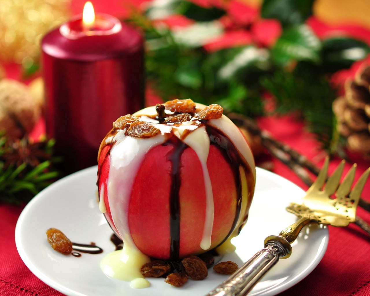 Рождественский десерт из яблока с изюмом и сыром на столе