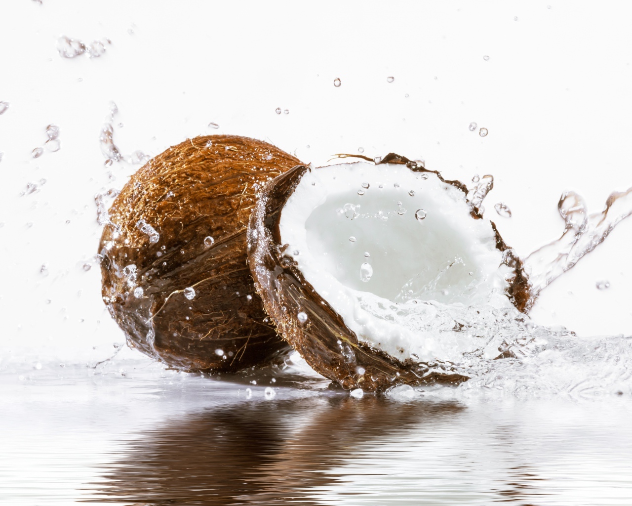 Кокосы в воде на белом фоне