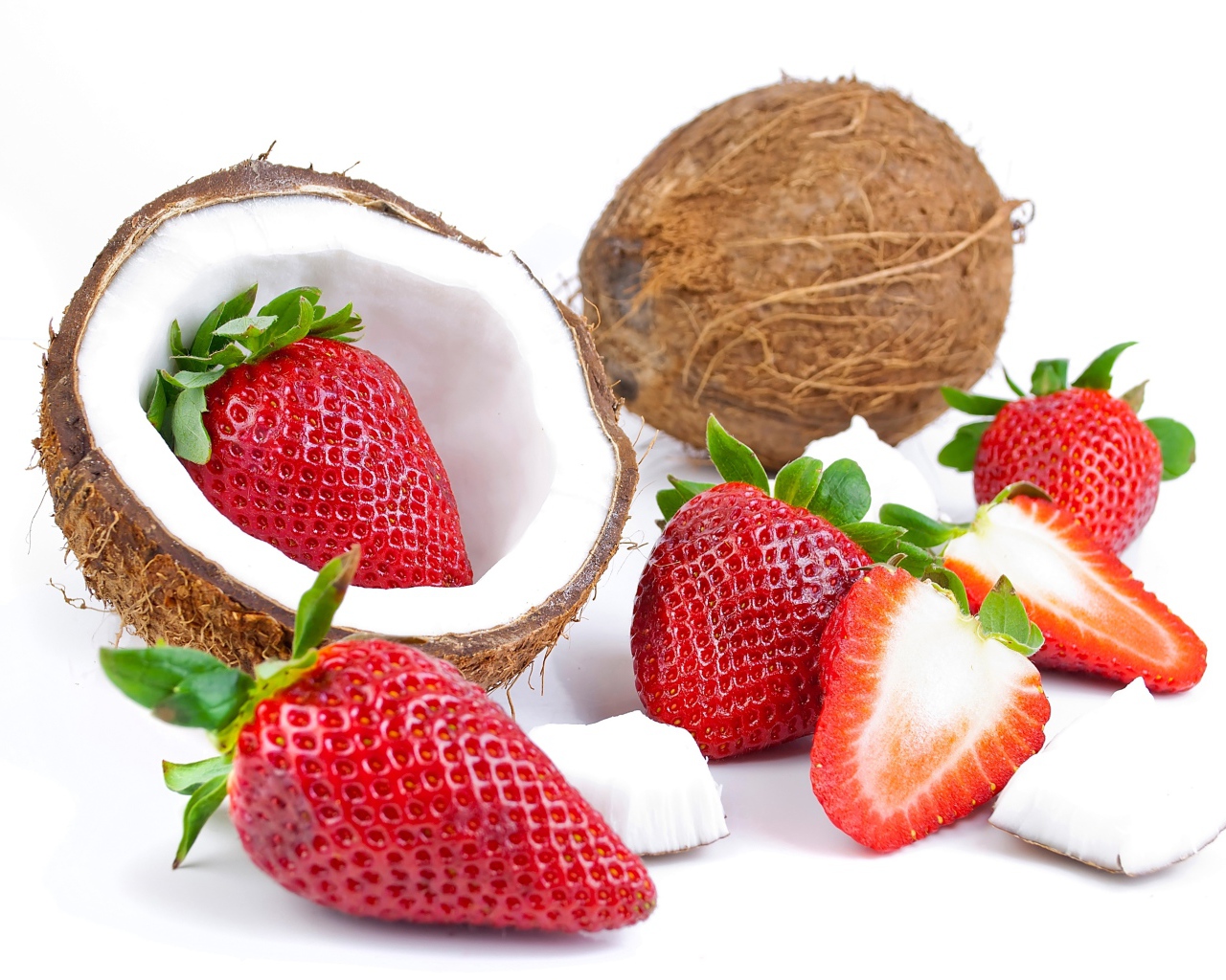 Кокосы со свежей клубникой на белом фоне