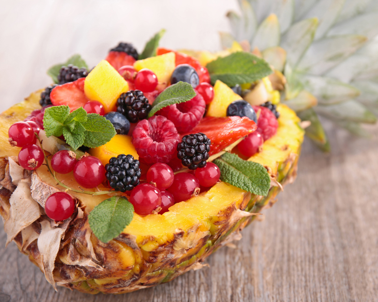 Свежие ягоды в ананасе