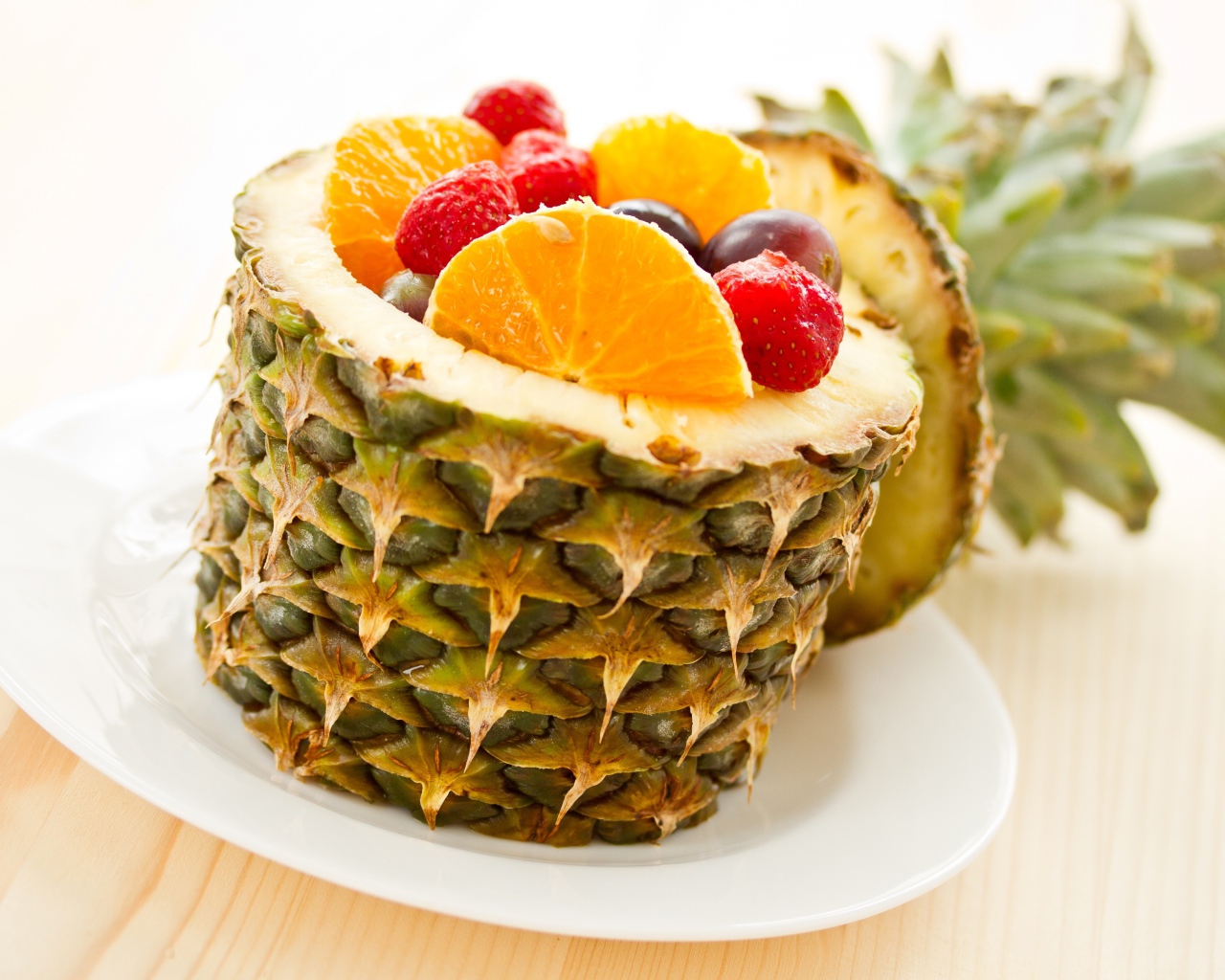 Салат из свежих фруктов в ананасе