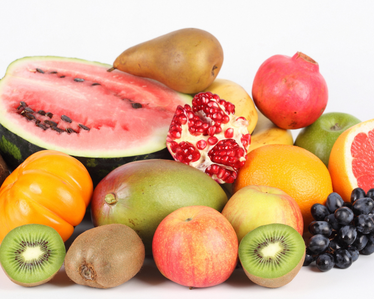 Свежие фрукты на белом фоне