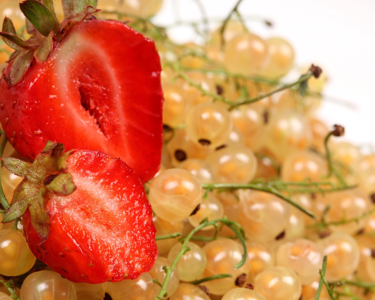 Свежая красная клубника с ягодами белой смородины