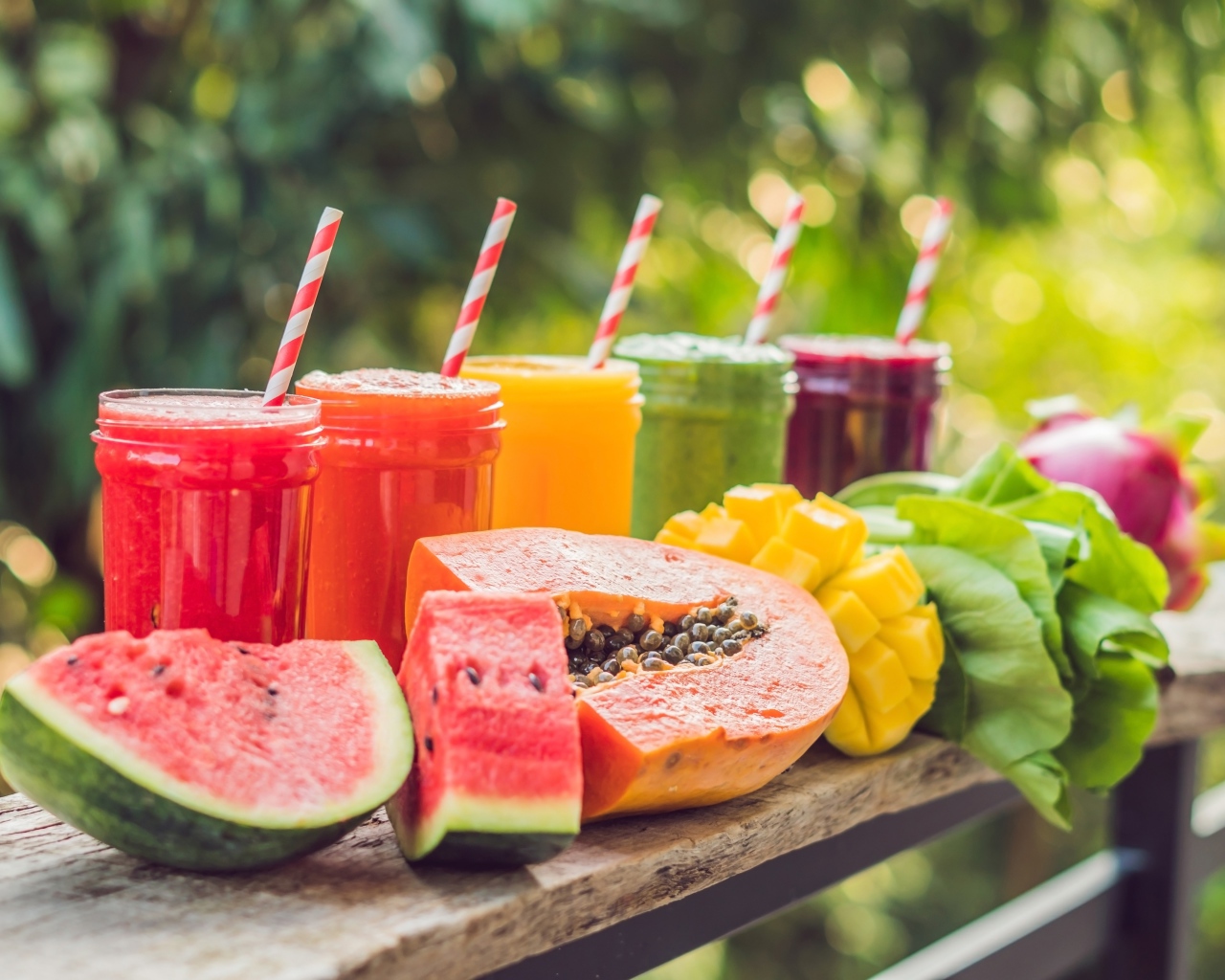 Свежие смузи с фруктами 