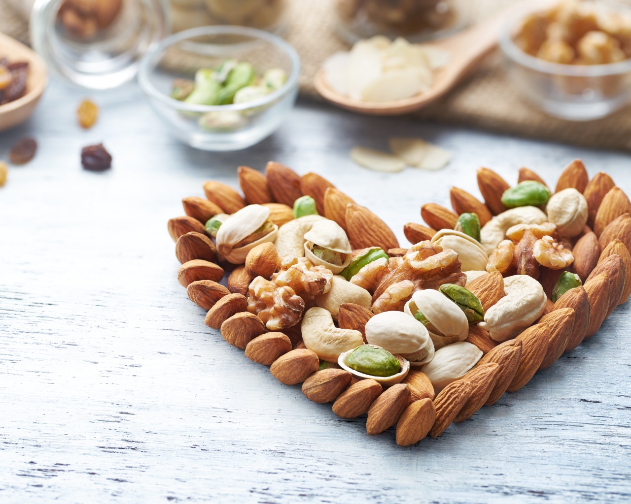 Сердце из орехов на деревянном столе