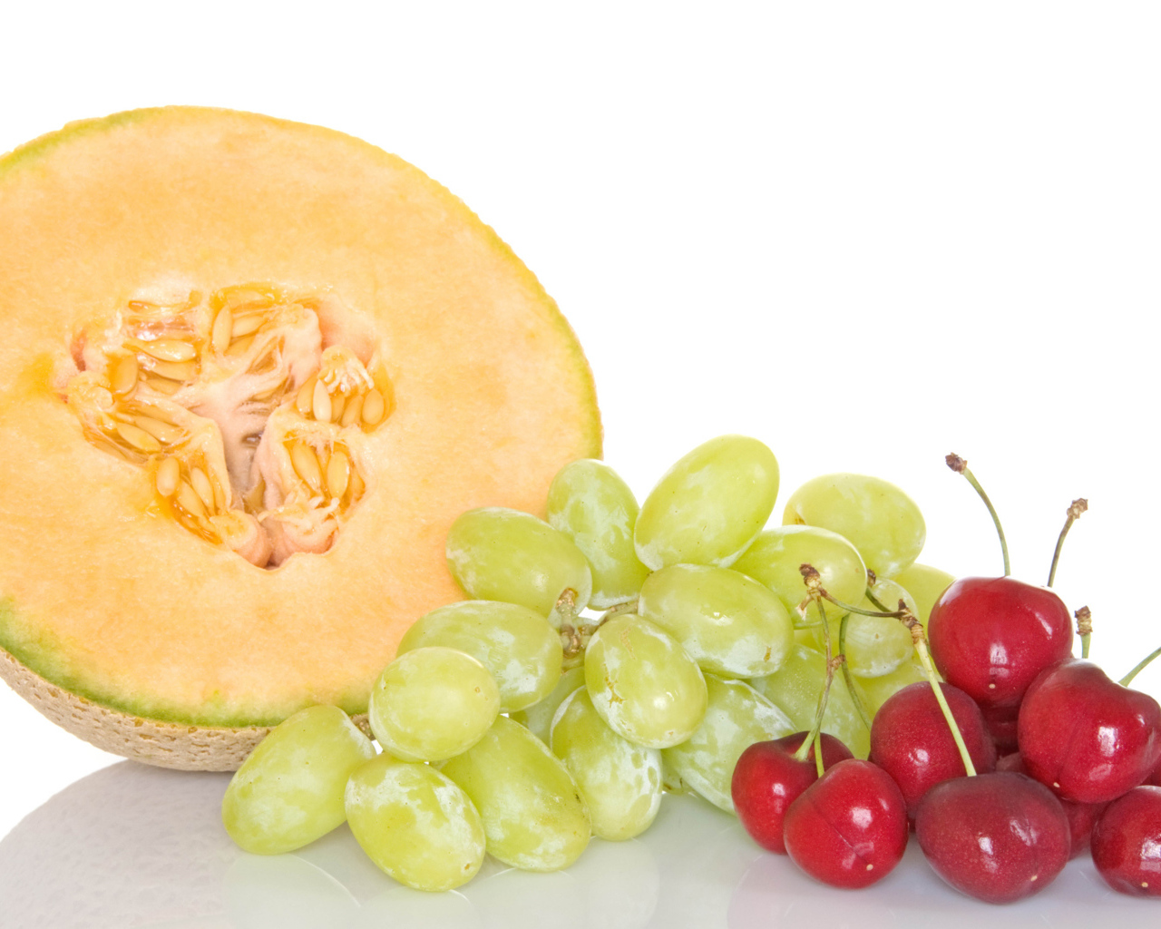 Дыня, виноград и черешни на белом фоне