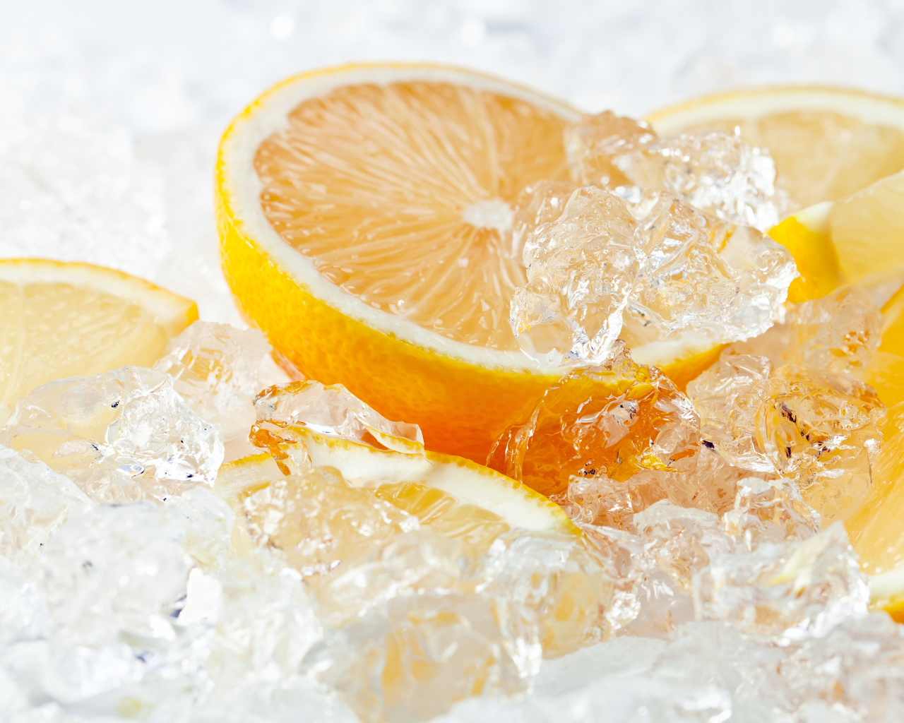 Кусочки апельсина со льдом