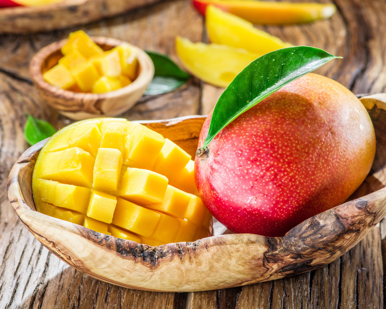 Очищенный манго на столе крупным планом