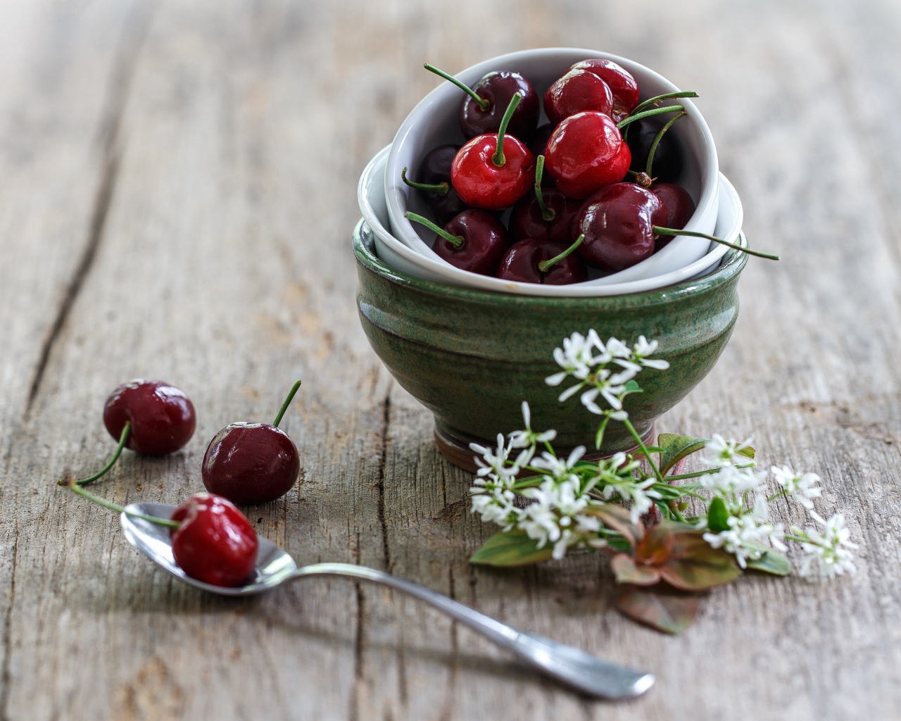 Спелые черешни на столе 