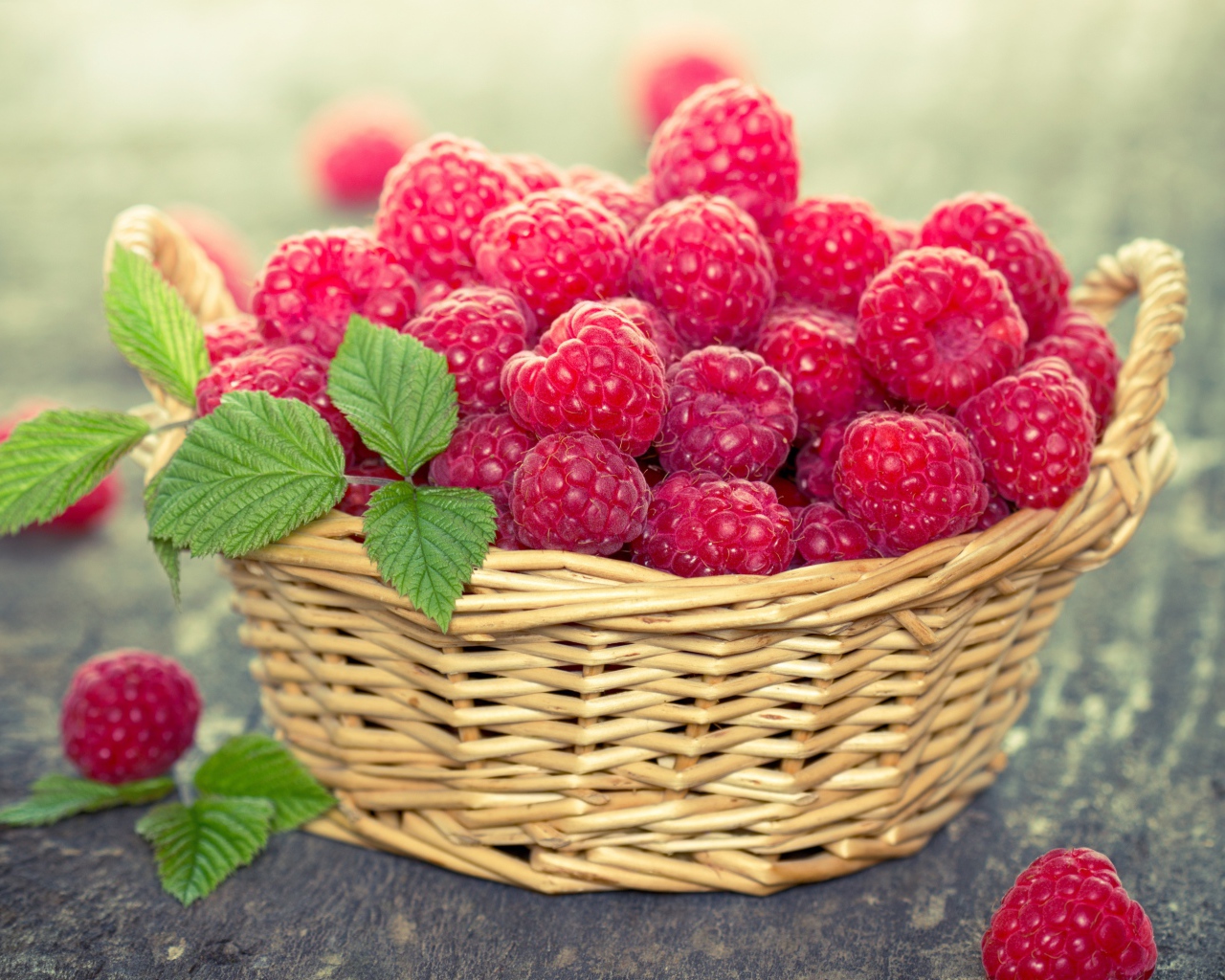 Спелая красная малина в корзине