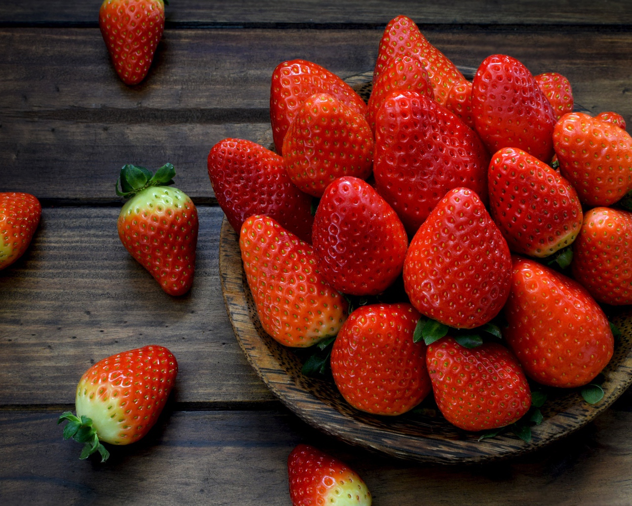 Спелая красная клубника на деревянном столе
