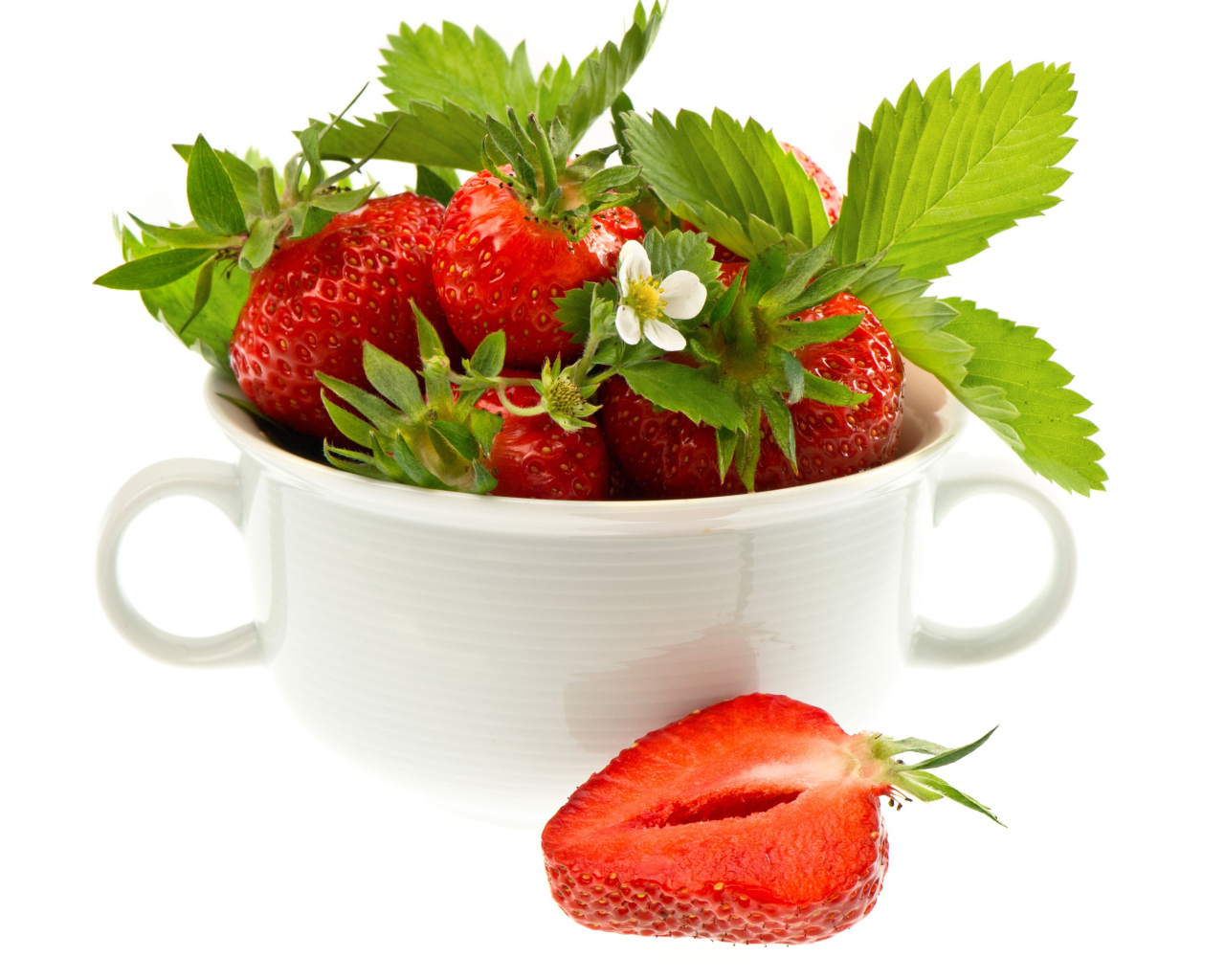 Спелая красная клубника на белом фоне