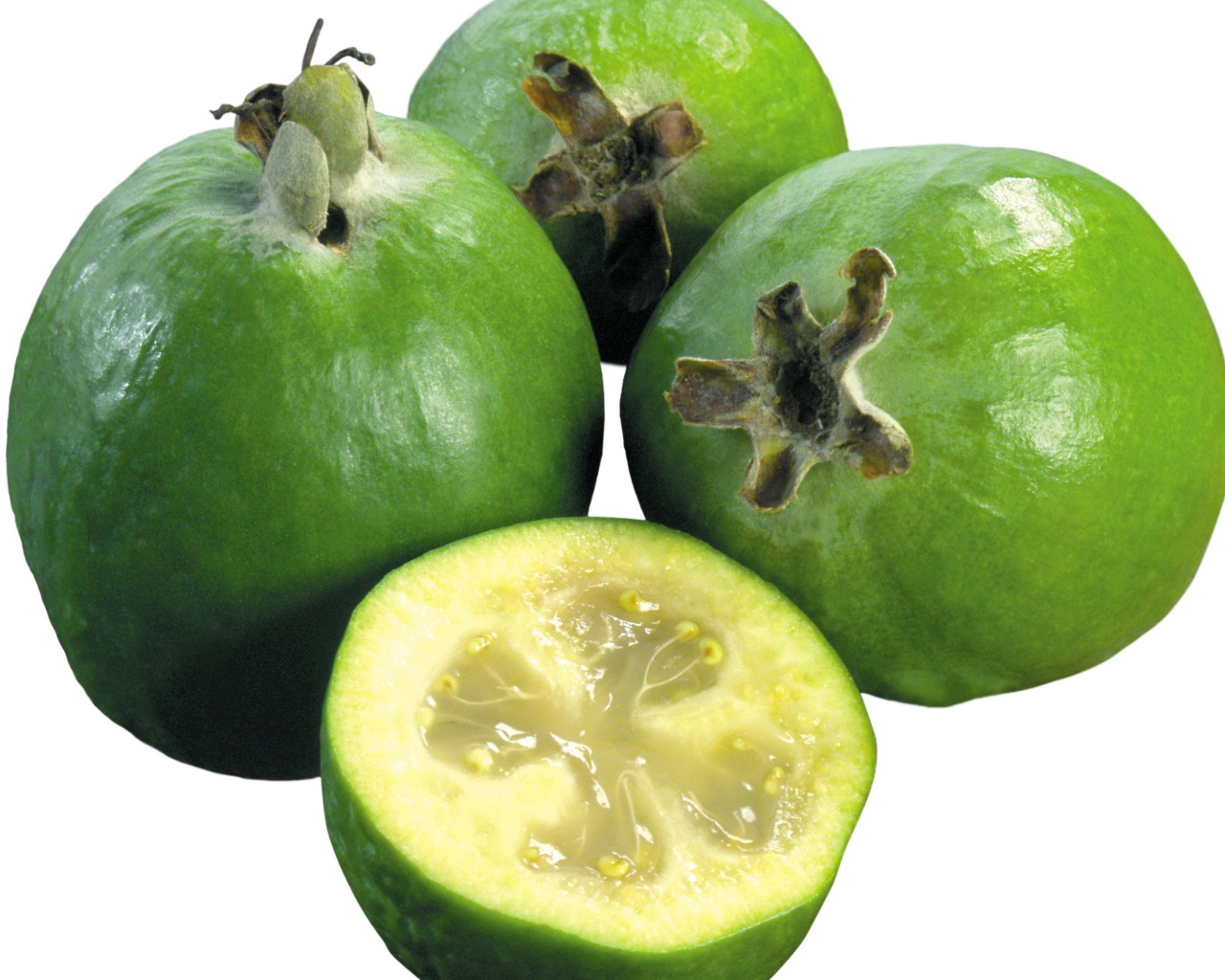 Спелые вкусные плоды фейхоа на белом фоне