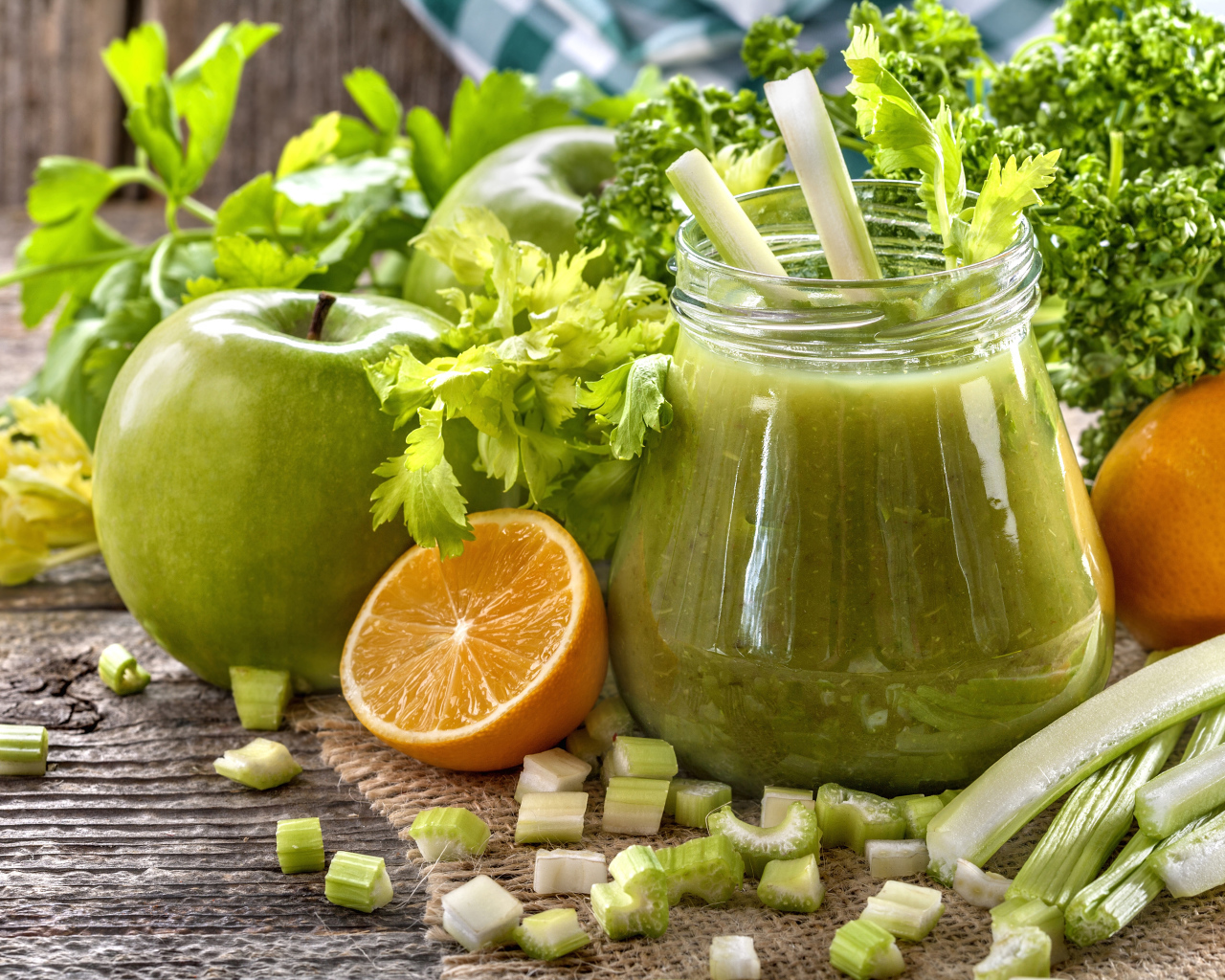 Смузи с яблоками, апельсинами и зеленью