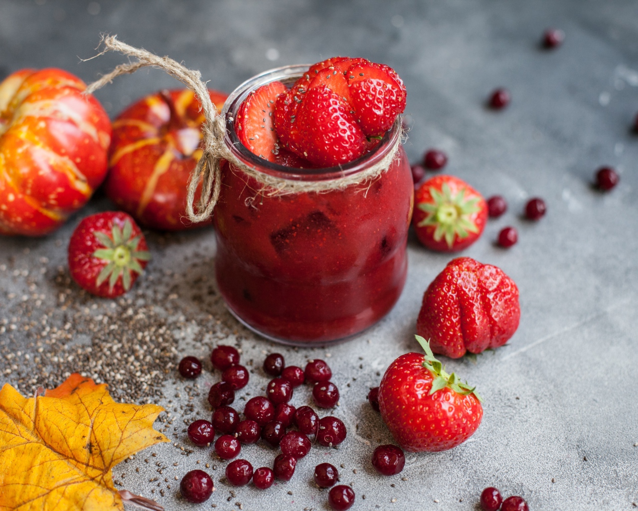 Клубничный смузи с ягодами клюквы