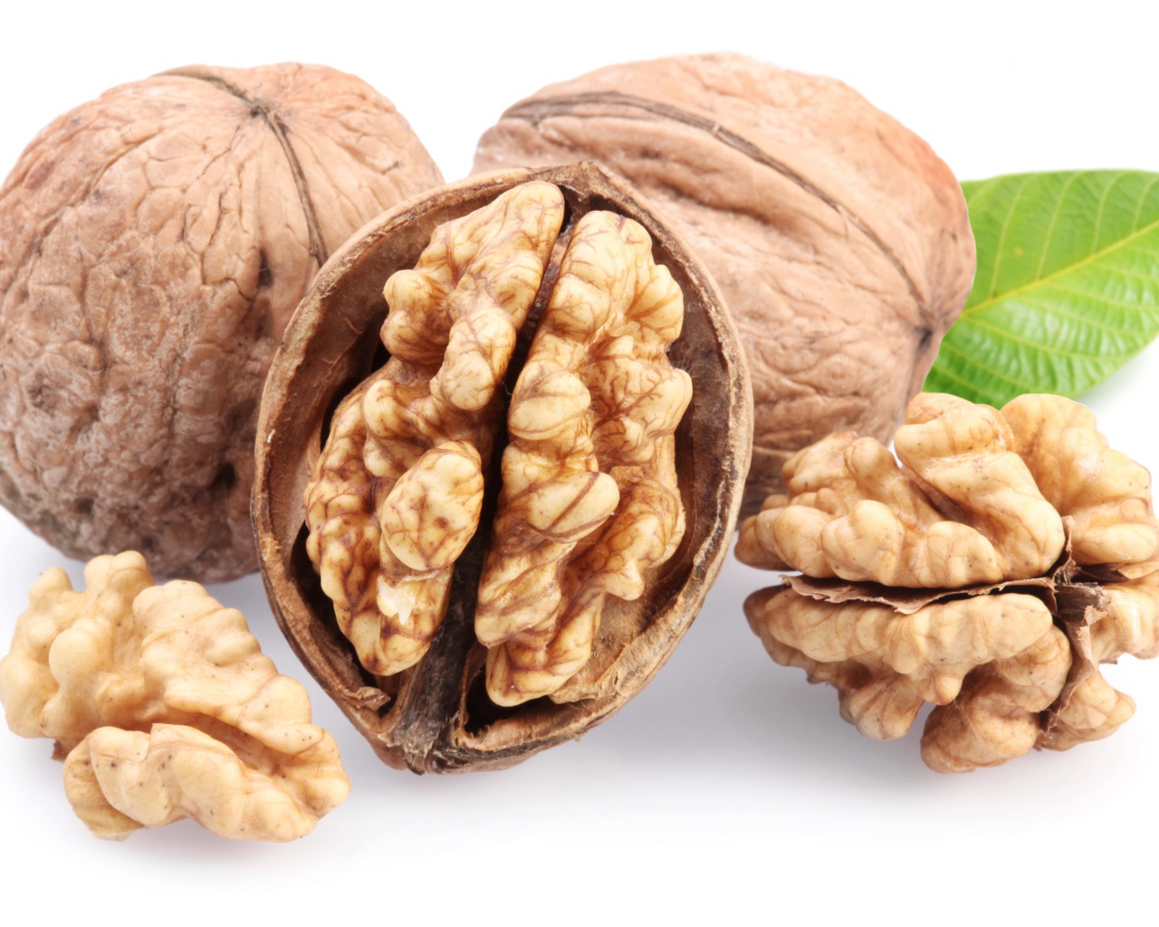 Грецкие орехи на белом фоне крупным планом