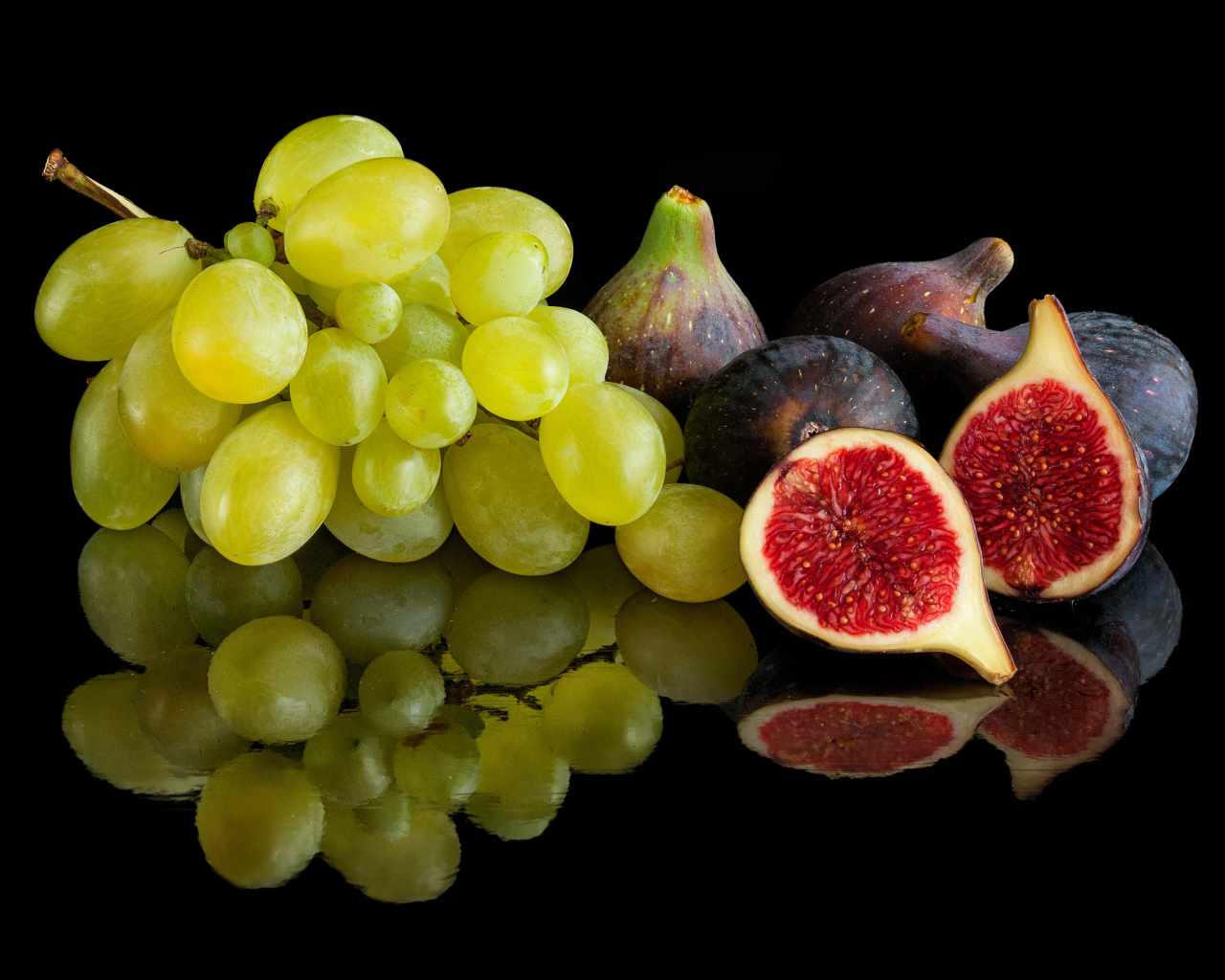 Белый виноград и инжир на черном фоне