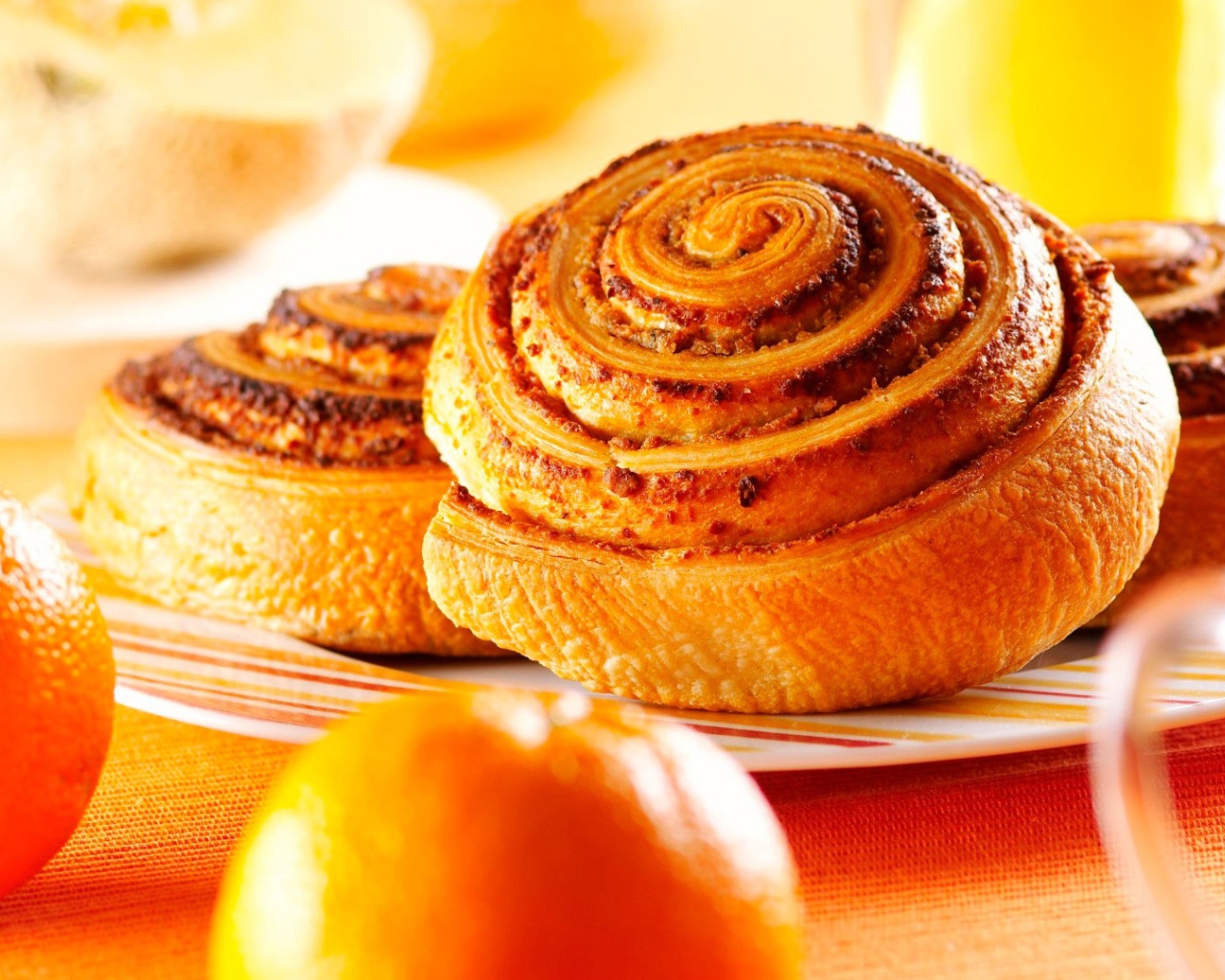 Аппетитные свежие булочки с апельсинами