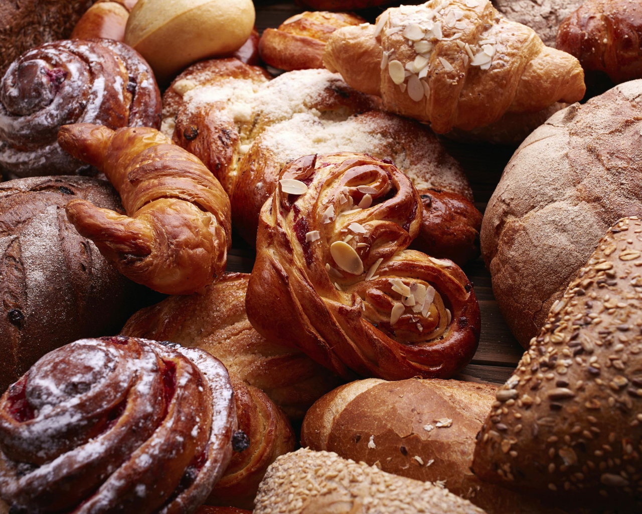 Свежая аппетитная выпечка крупным планом