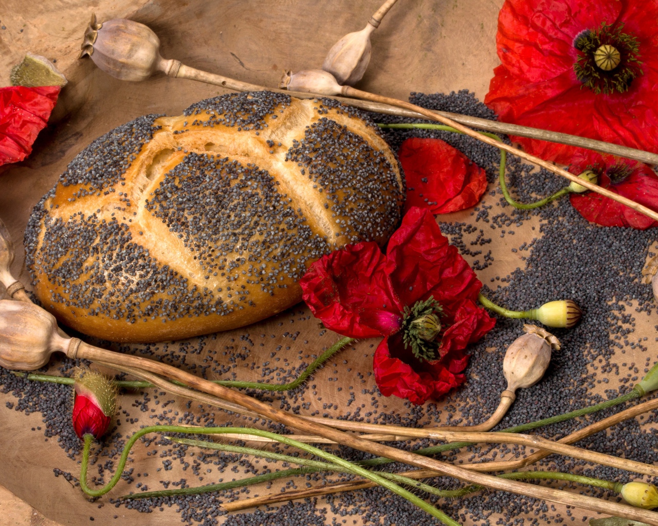 Свежий хлеб с маком 