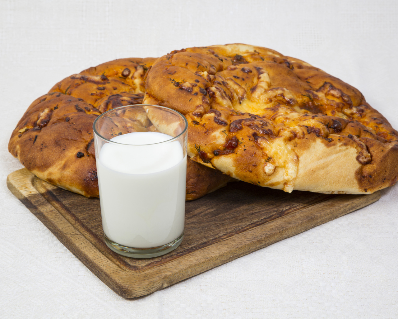 Две свежие булочки со стаканом молока