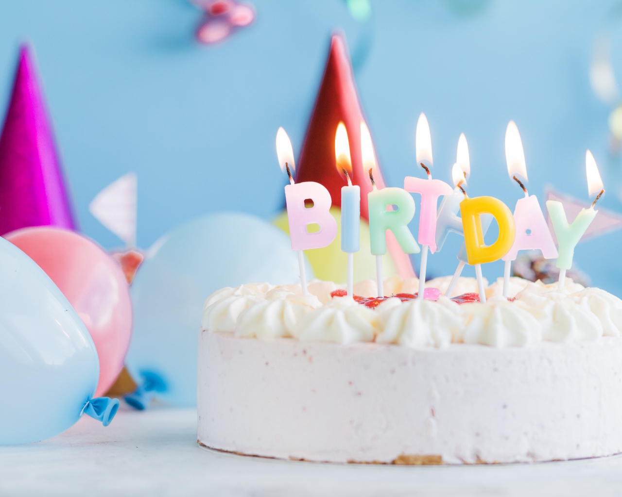 Красивый торт со свечами и шариками на день рождения