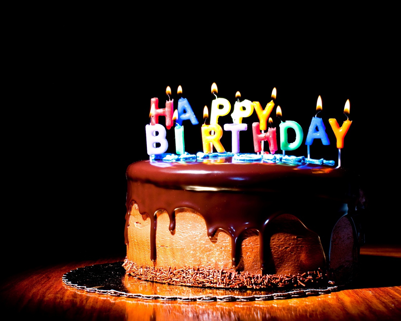 Красивый торт с шоколадной глазурью со свечками на день рождения