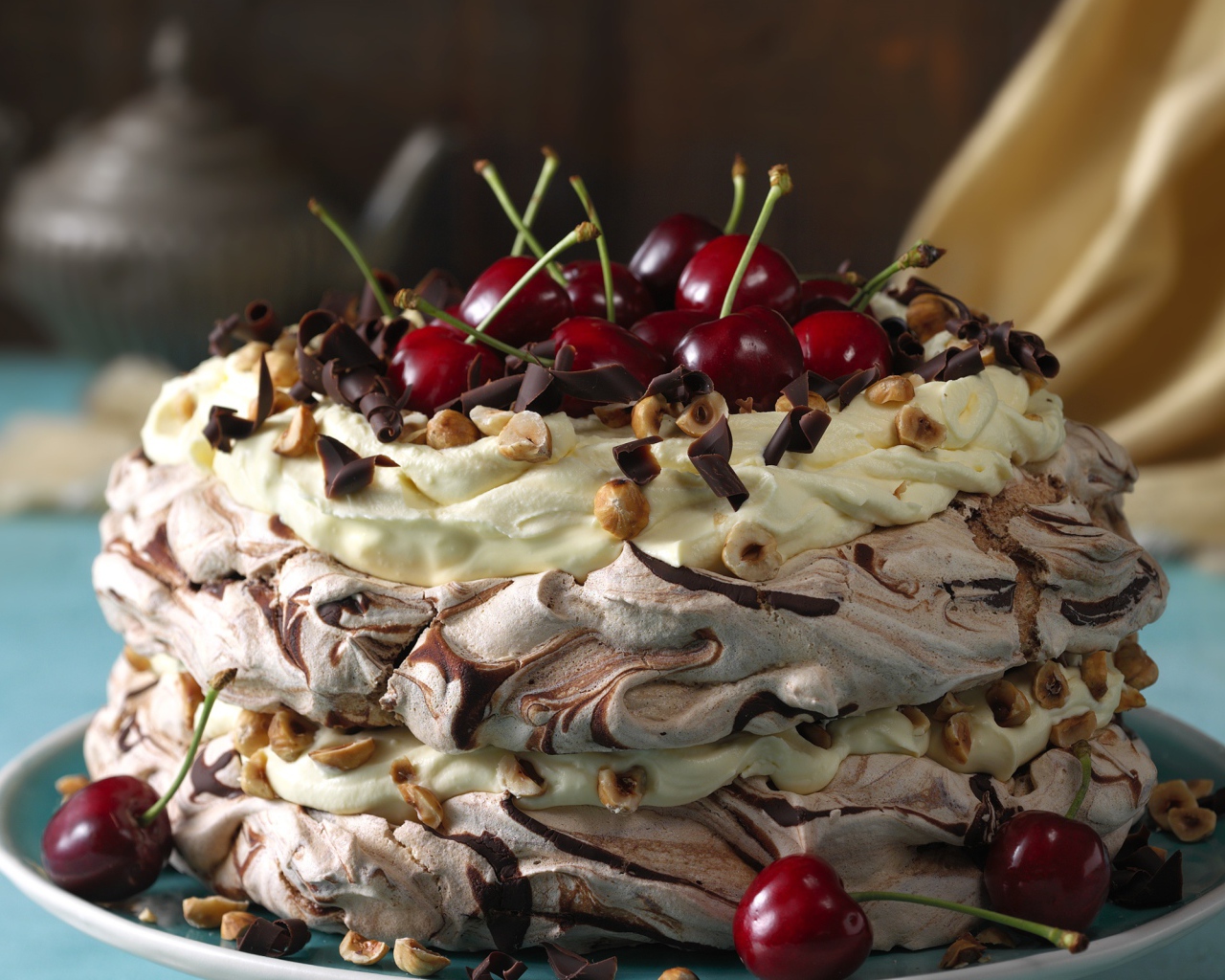 Красивый кремовый торт с шоколадом и ягодами черешни и орехами