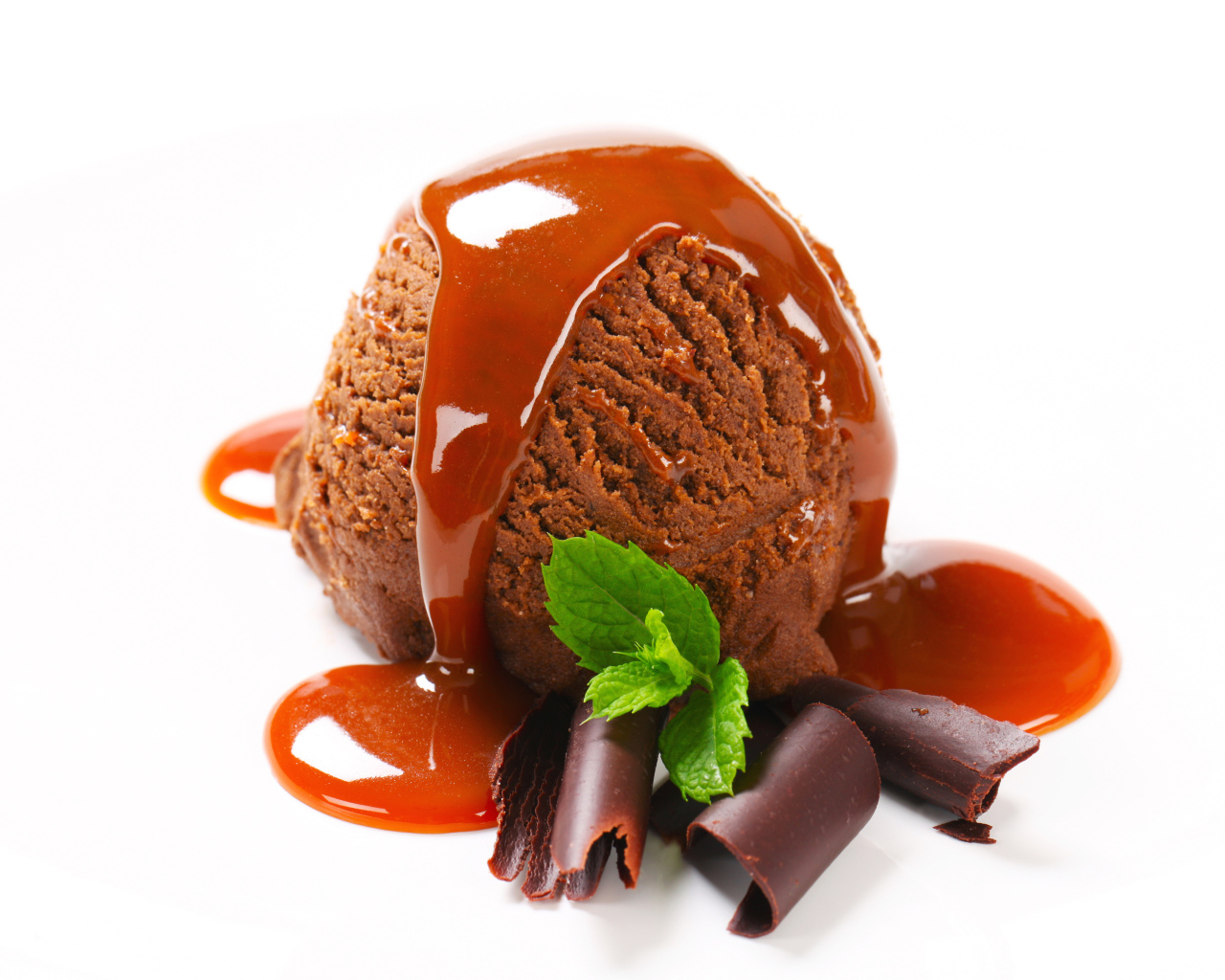 Шарик шоколадного мороженого с джемом на белом фоне 