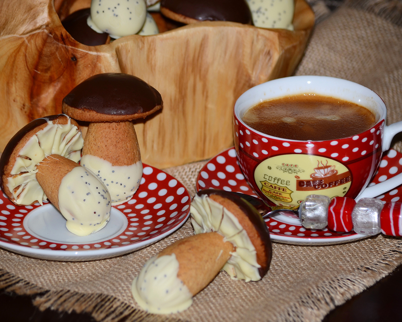 Чашка кофе на столе с печеньем грибочки 