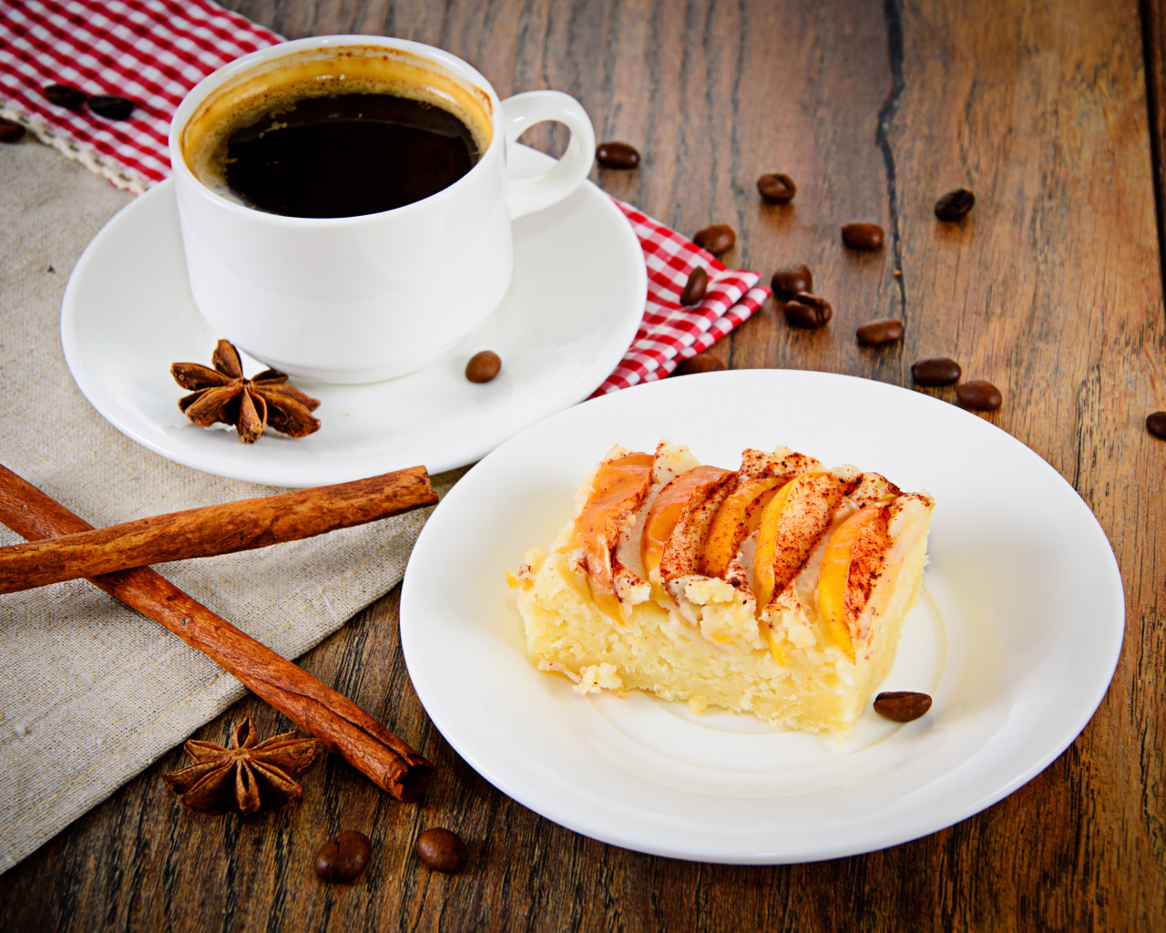 Чашка кофе на столе с кусочком пирога