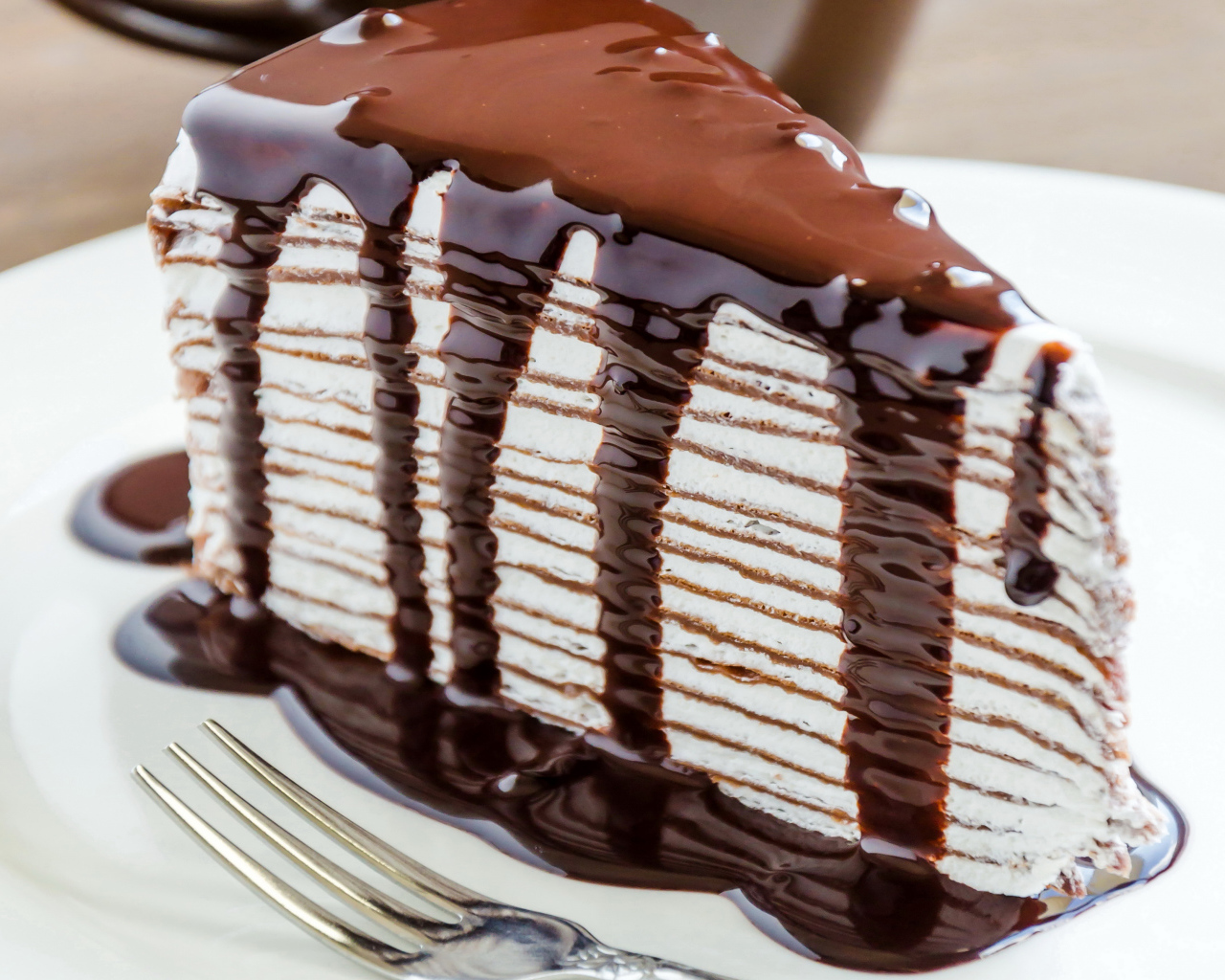 Аппетитный кусок торта с шоколадной глазурью 