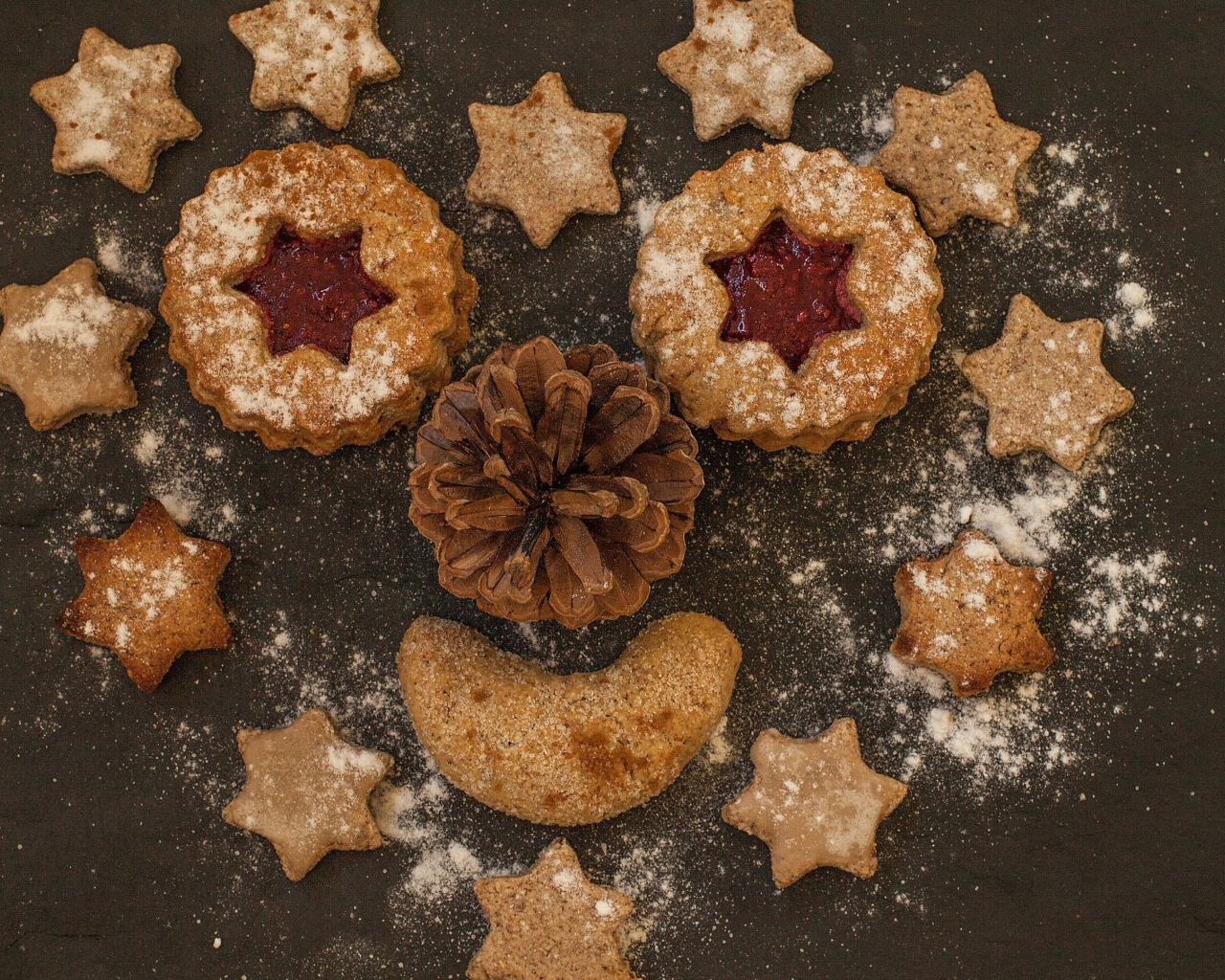 Сердце с забавной рожицей выложено на столе из печенья