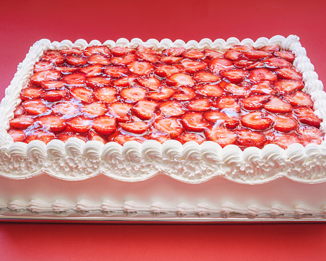 Большой праздничный торт с белым кремом и клубникой