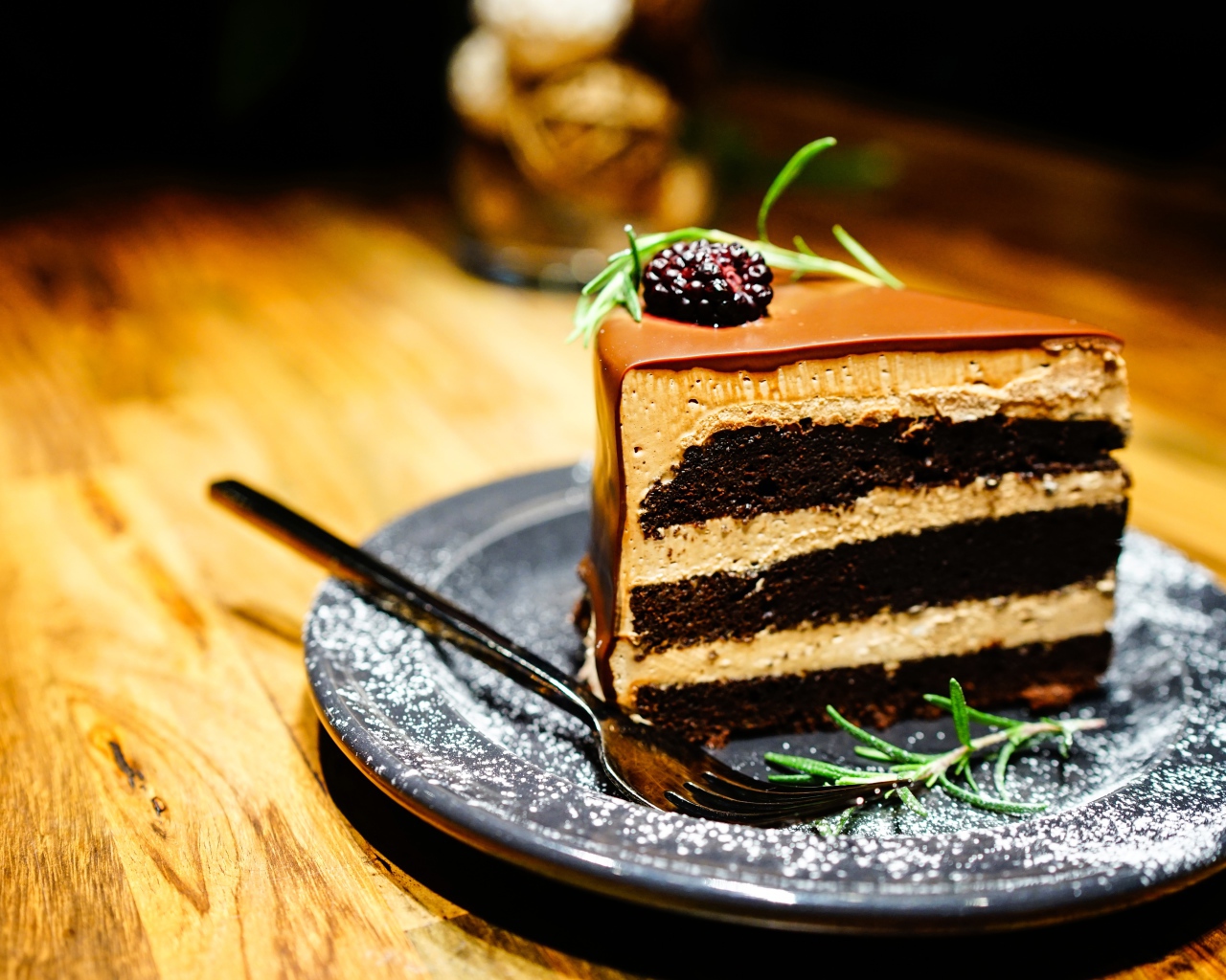 Кусок торта с черникой на тарелке 