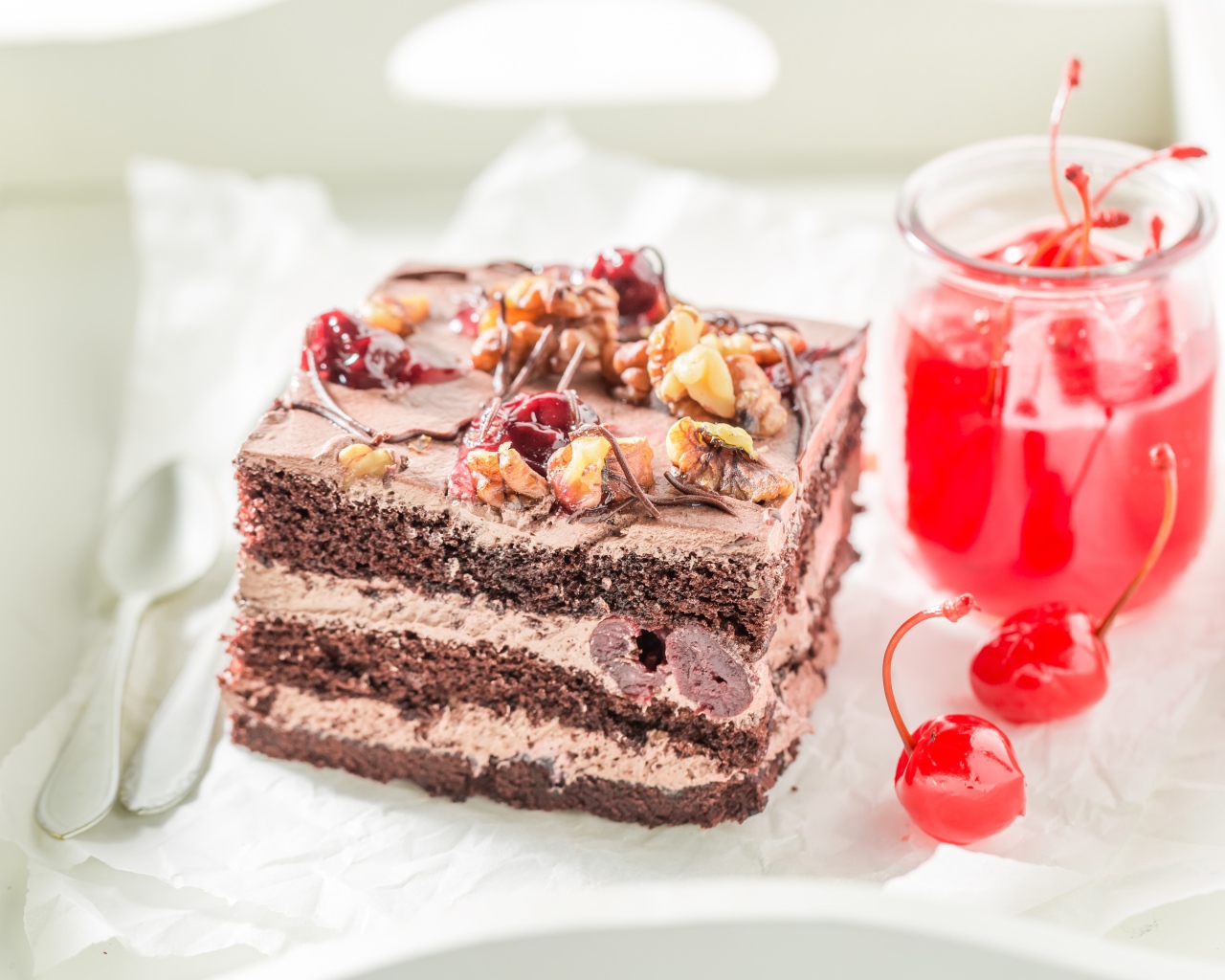 Кусок торта с консервированной вишней