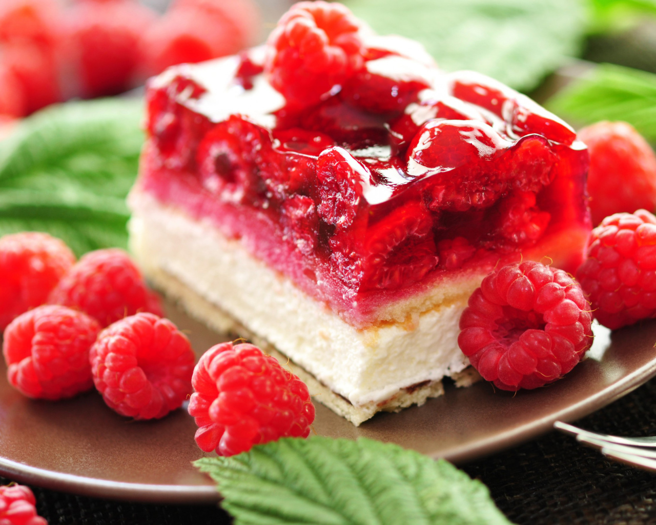 Кусок чизкейка с ягодами малины 