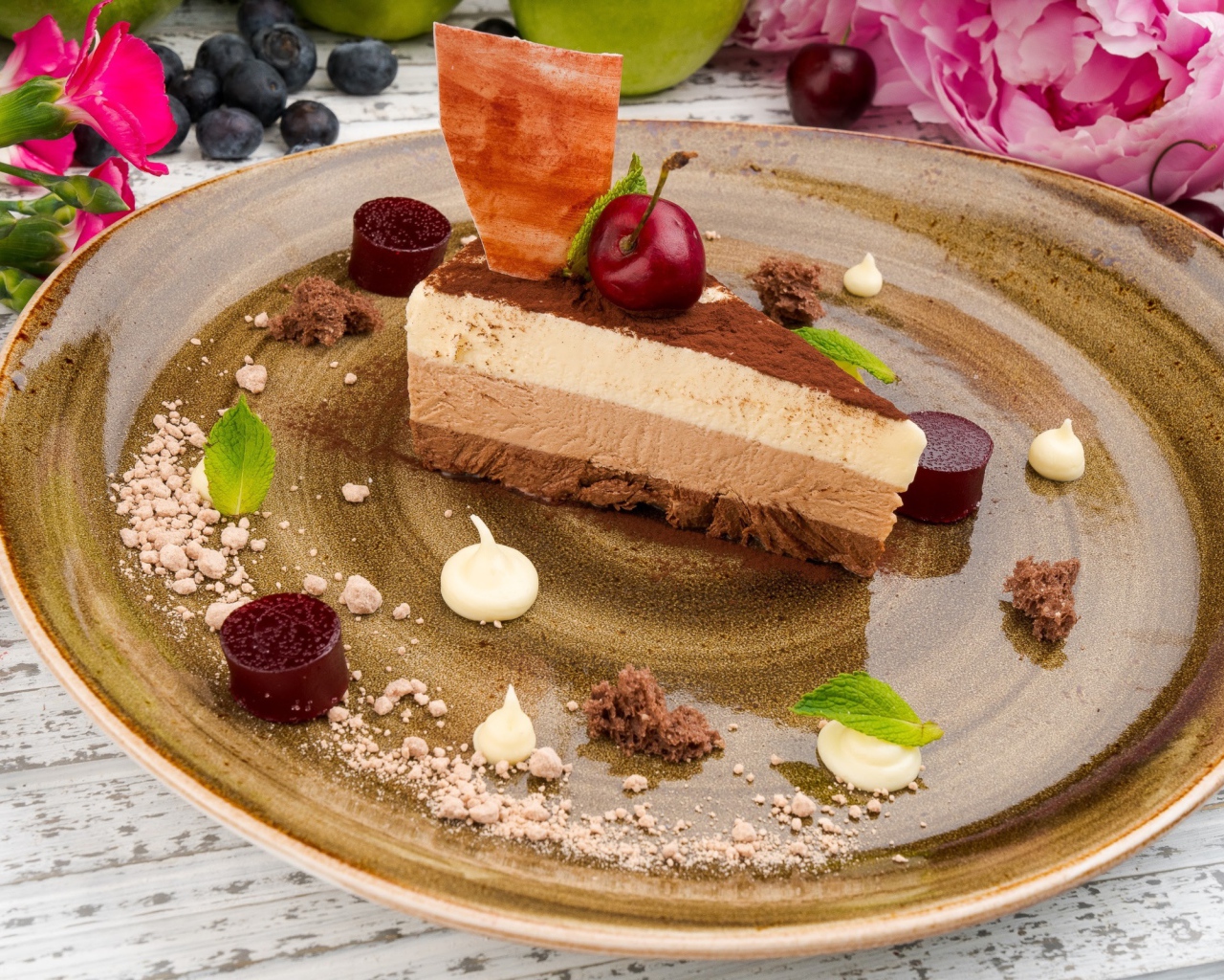 Кусок торта три шоколада на блюде 