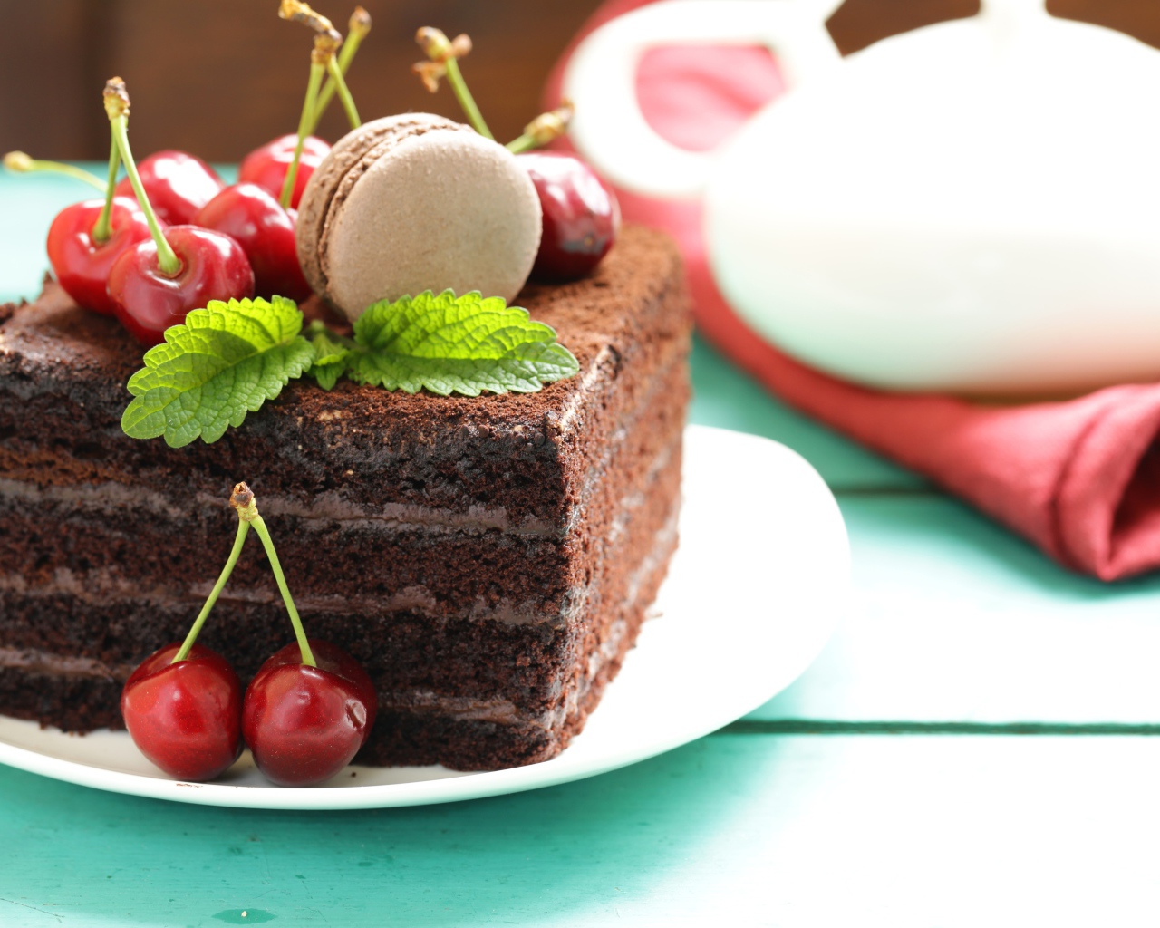 Кусок шоколадного торта с ягодами черешни 