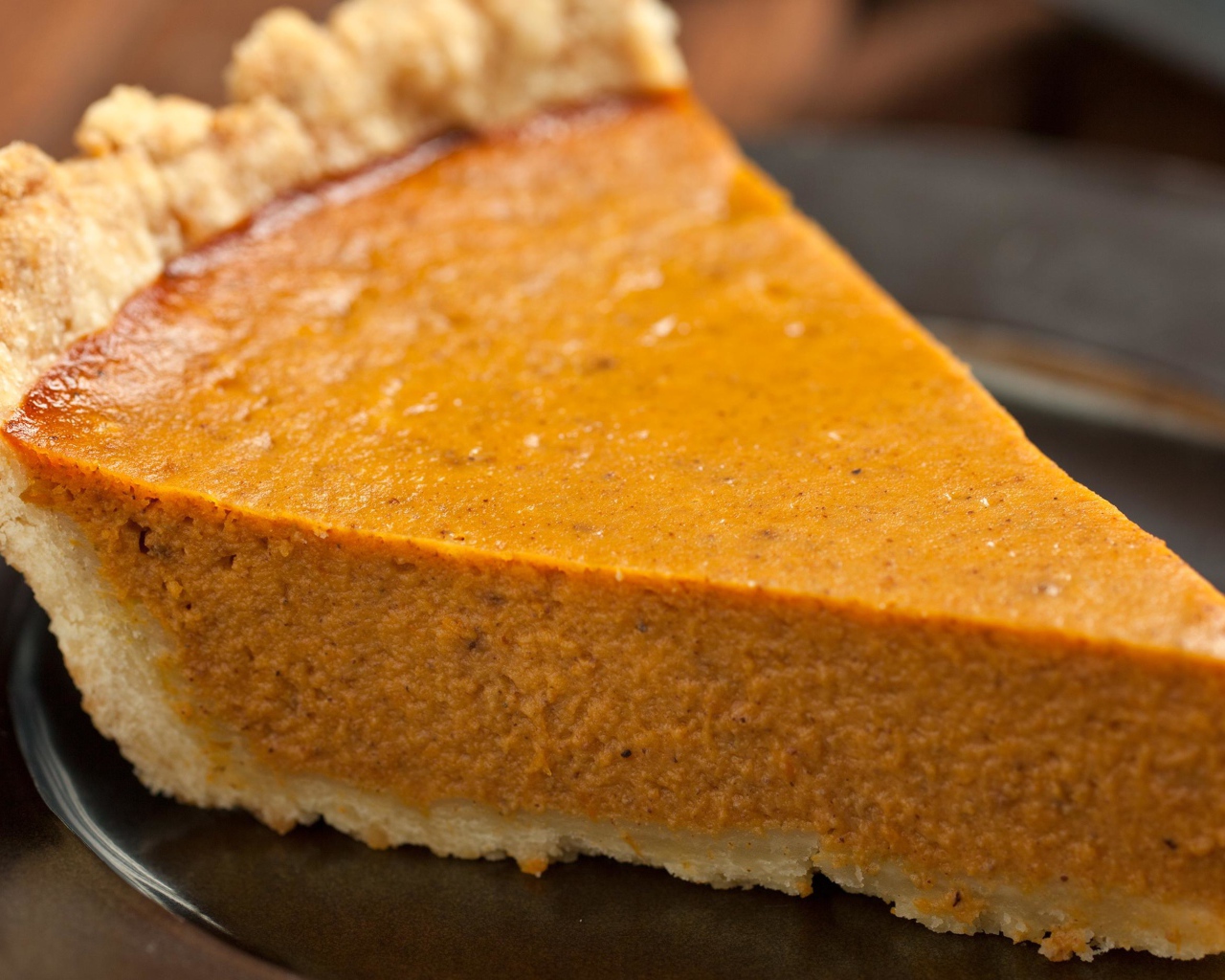 Кусок аппетитного тыквенного пирога на столе