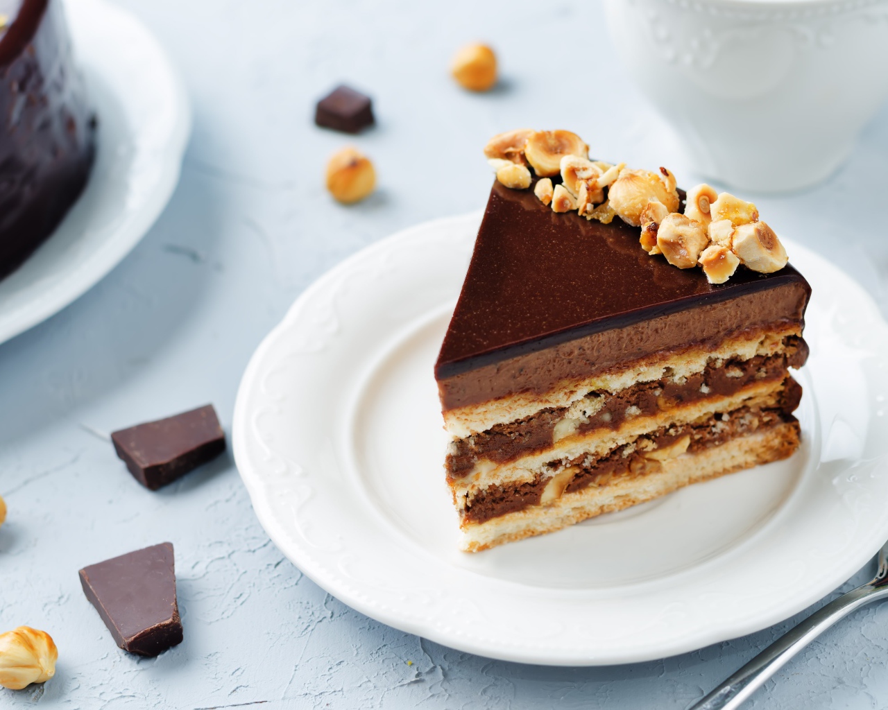 Кусок аппетитного торта с орехами на белой тарелке