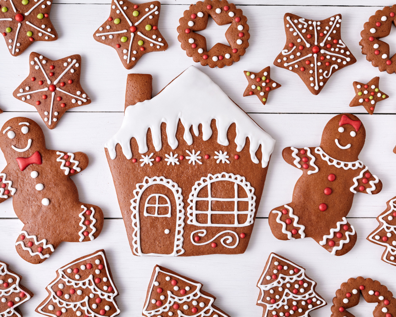 Аппетитное фигурное имбирное печенье с глазурью 