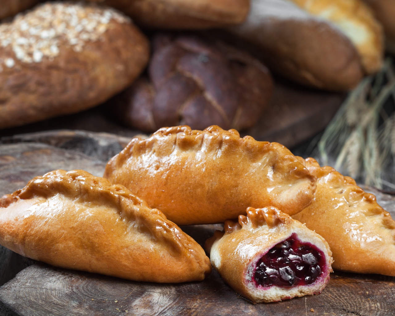 Аппетитные булочки с вишней