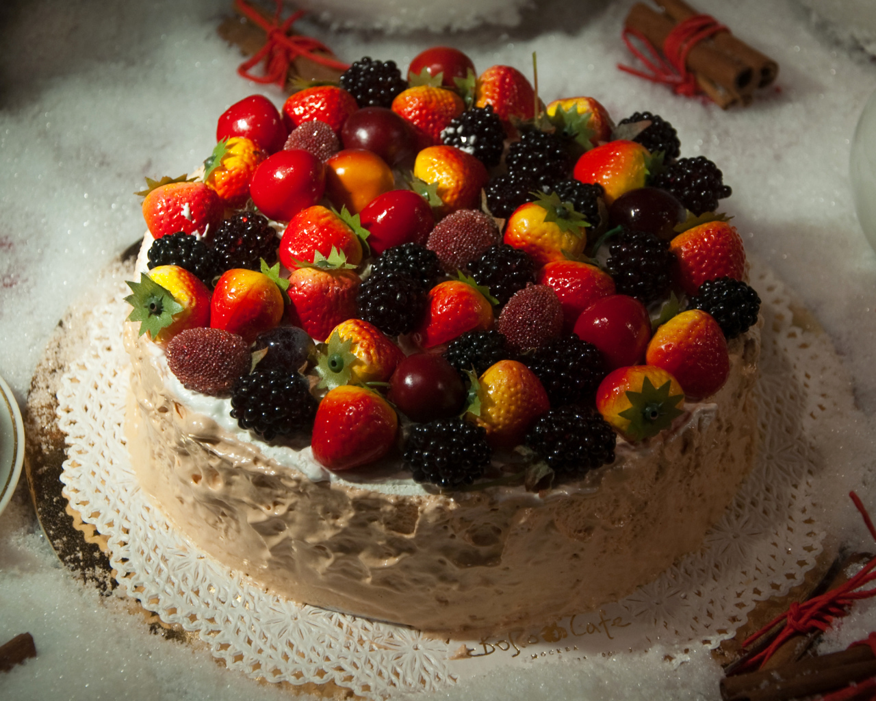 Аппетитный торт с ягодами на столе 