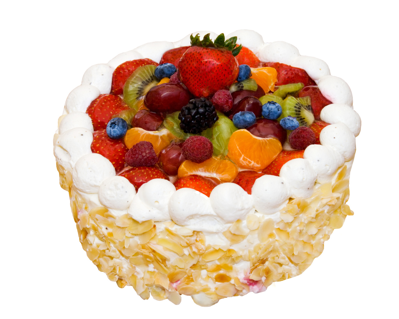 Аппетитный торт с ягодами на белом фоне