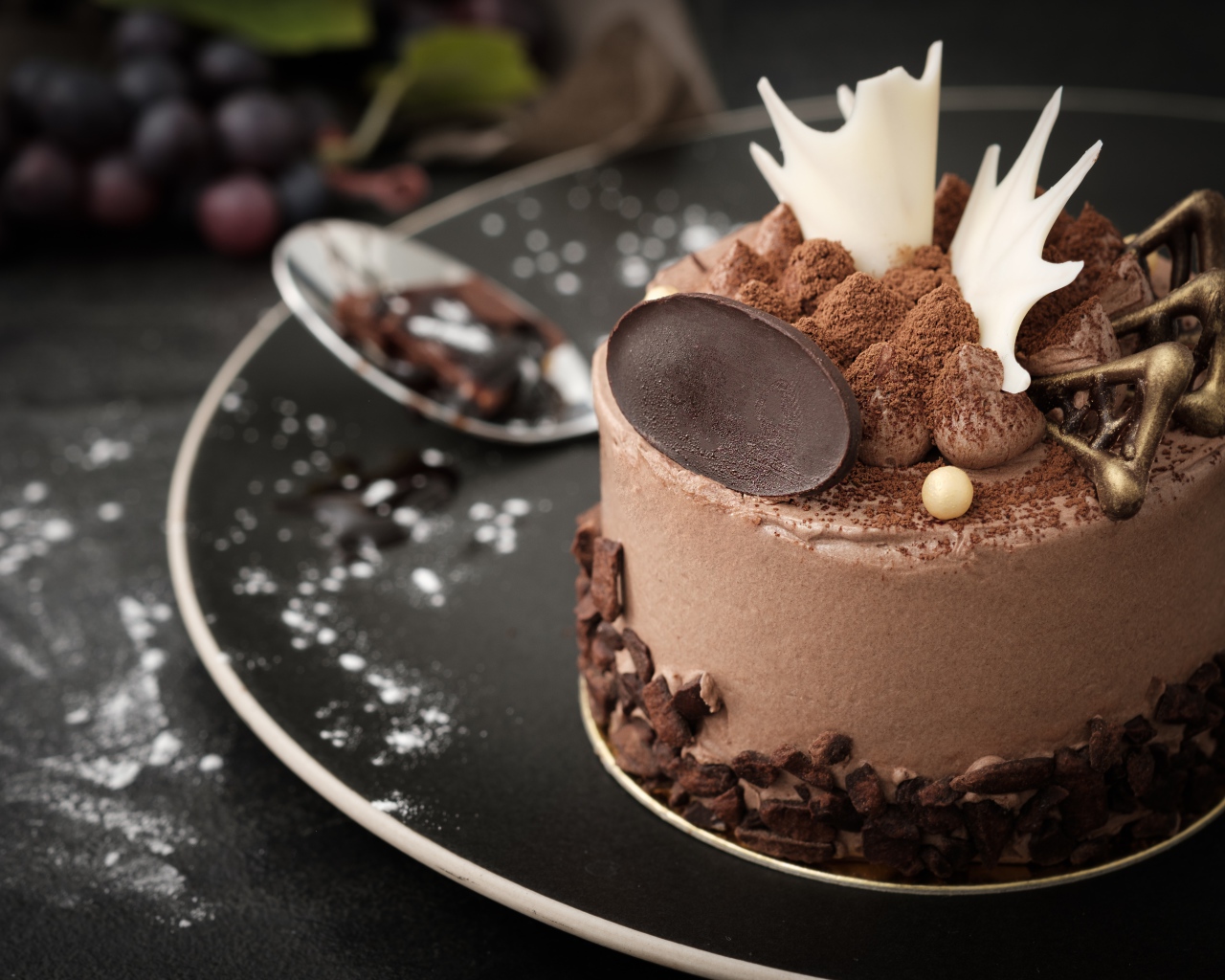 Аппетитный торт с шоколадом