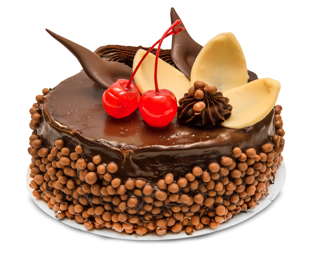 Аппетитный торт с шоколадом и вишнями на белом фоне