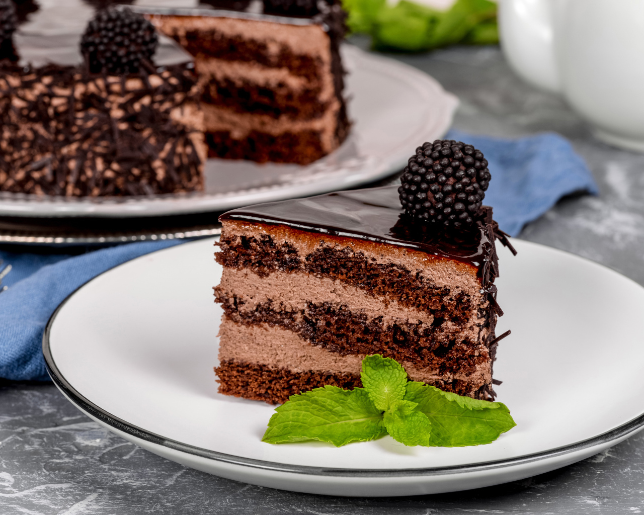 Аппетитный торт с шоколадом и кремом на тарелке