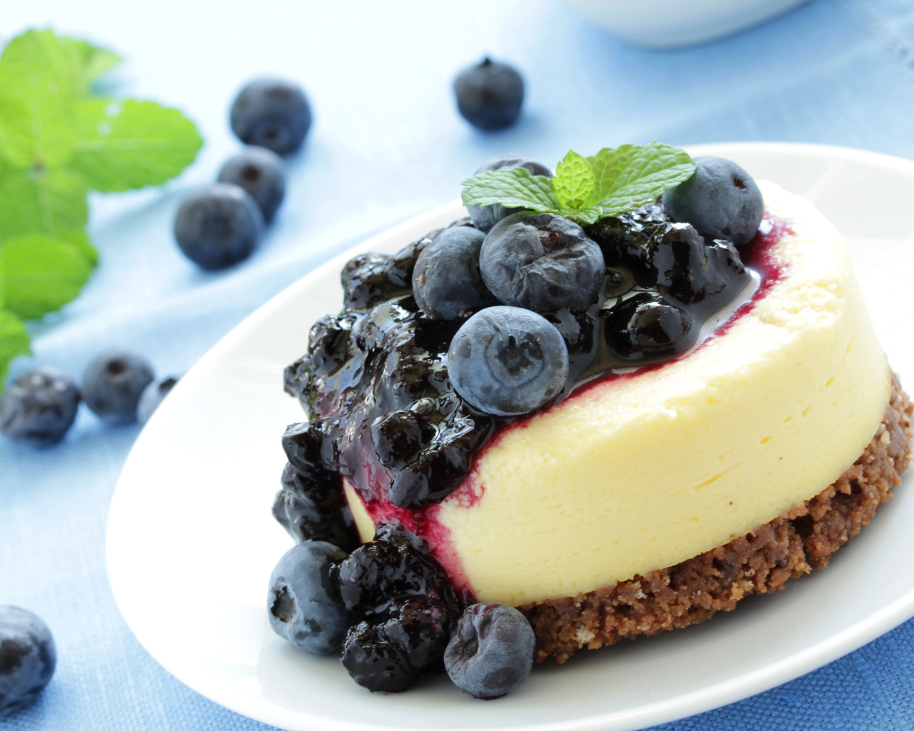 Аппетитное пирожное с джемом и ягодами черники